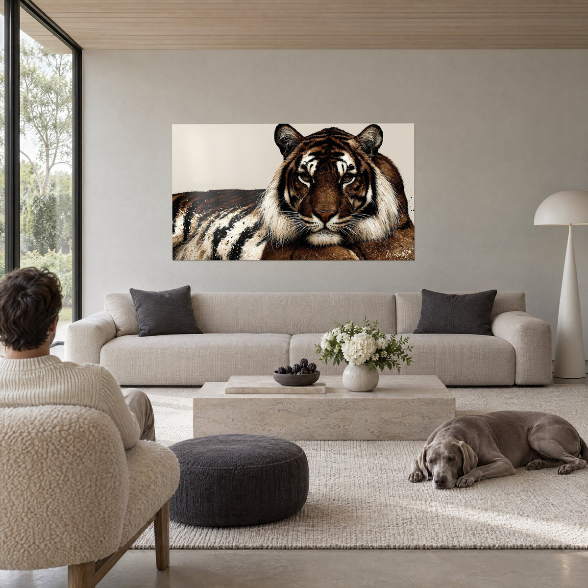 Gemälde einer liegenden rotbraunen Großkatze mit bernsteinfarbenem Blick, elfenbeinfarbenes Fell mit schwarzen Streifen, über einem Sofa in einem hellen Wohnzimmer