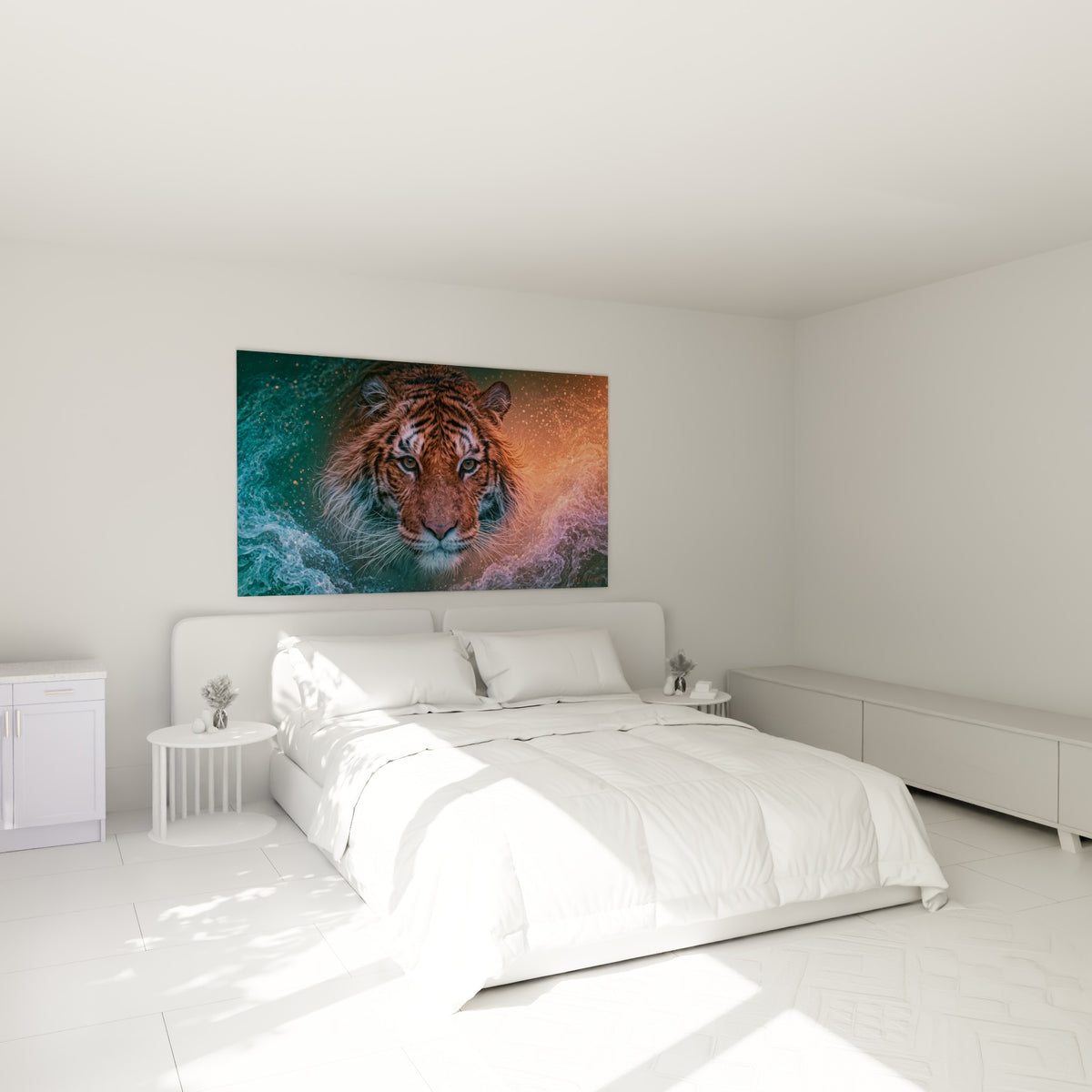 Fauve rayé brun et orange émergeant d'eaux turquoise, au-dessus d'un lit dans une chambre claire
