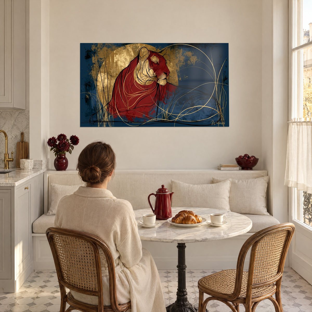 Tableau tigresse carmin au regard tourné, croissant doré et herbes entrelacées sur marine, face à une table de petit-déjeuner, coin repas