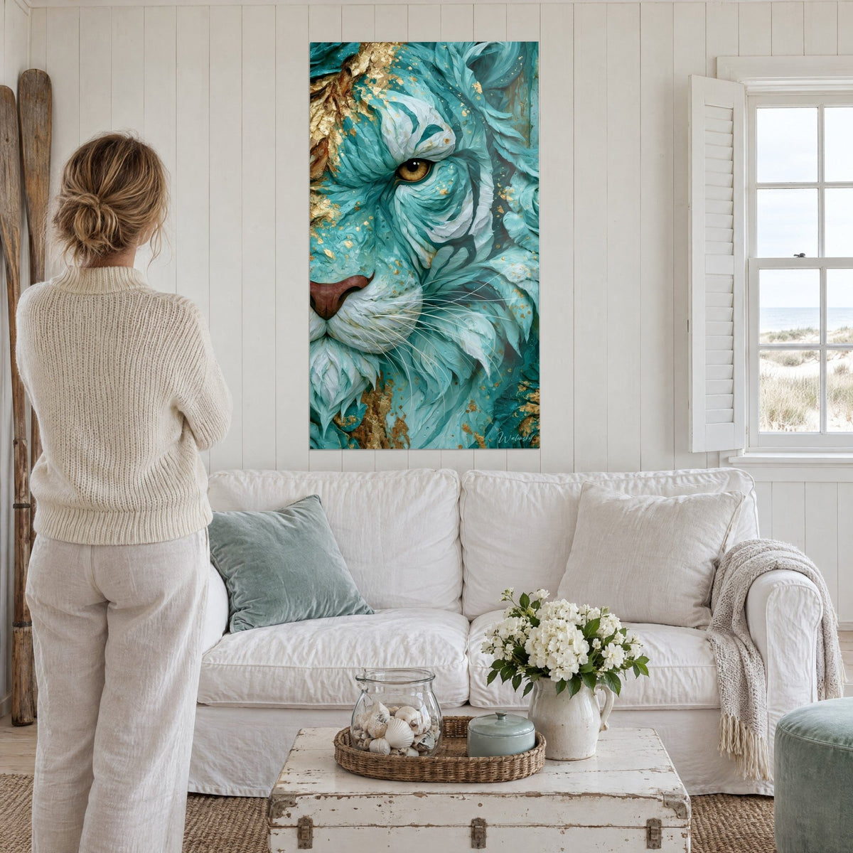 Gemälde Türkiser Tiger mit bernsteinfarbenem Auge, goldene Pinselfedern, hängt im Wohnzimmer am Meer über dem Sofa in einem hellen Salon