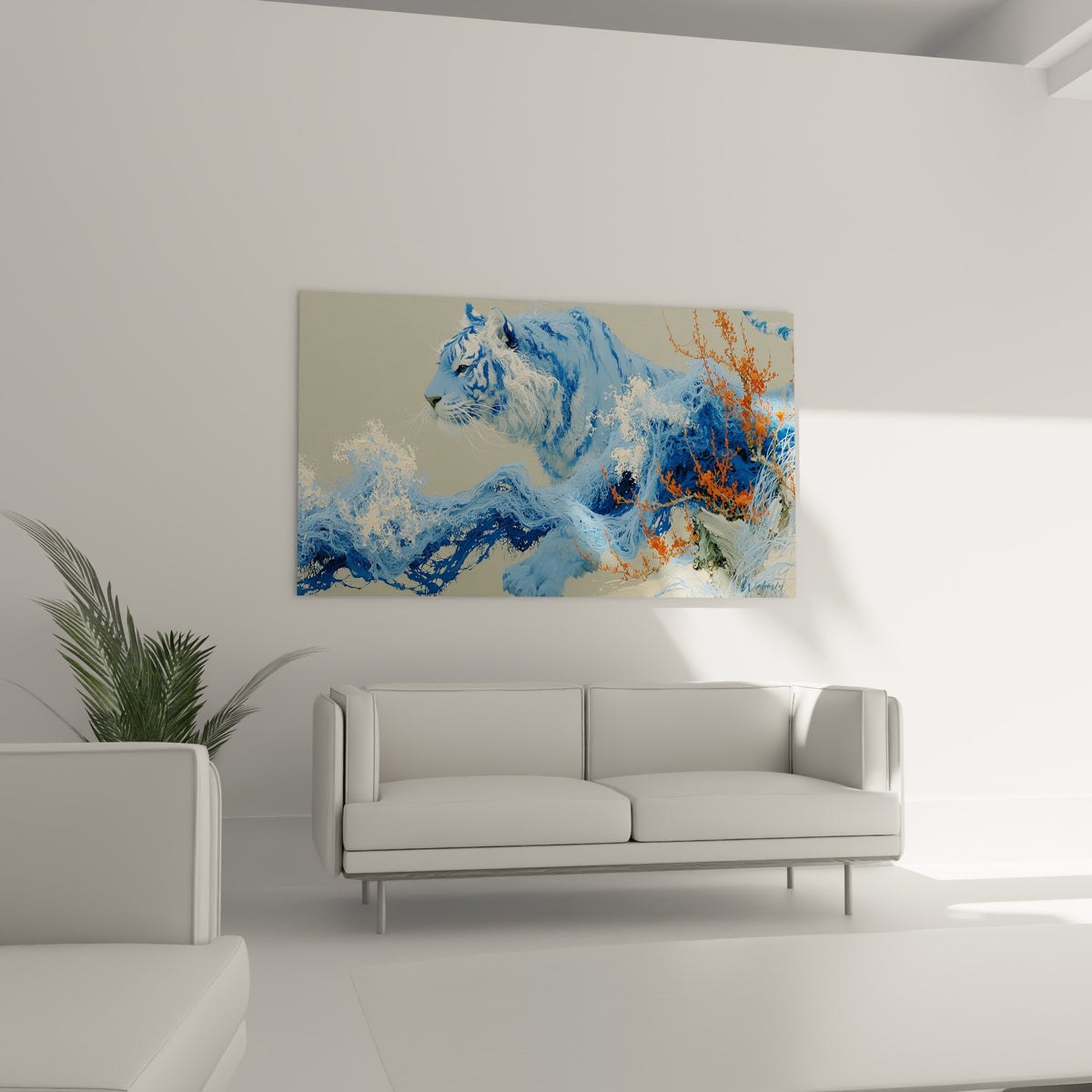 Fauve aux teintes bleu marine émergeant d'une écume blanche, disposé au-dessus d'un canapé dans un salon lumineux