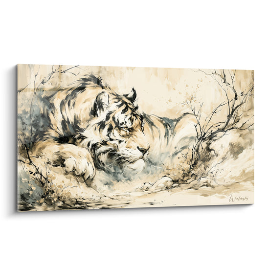 Tigre allongé aux tons beige et anthracite, tête tournée, style encre délicate sur fond sable