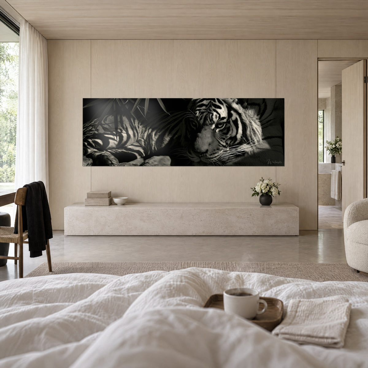 Tableau tigre couché au pelage zébré ivoire et ébène, feuillage en ombre chinoise, au-dessus d'un lit dans une chambre claire