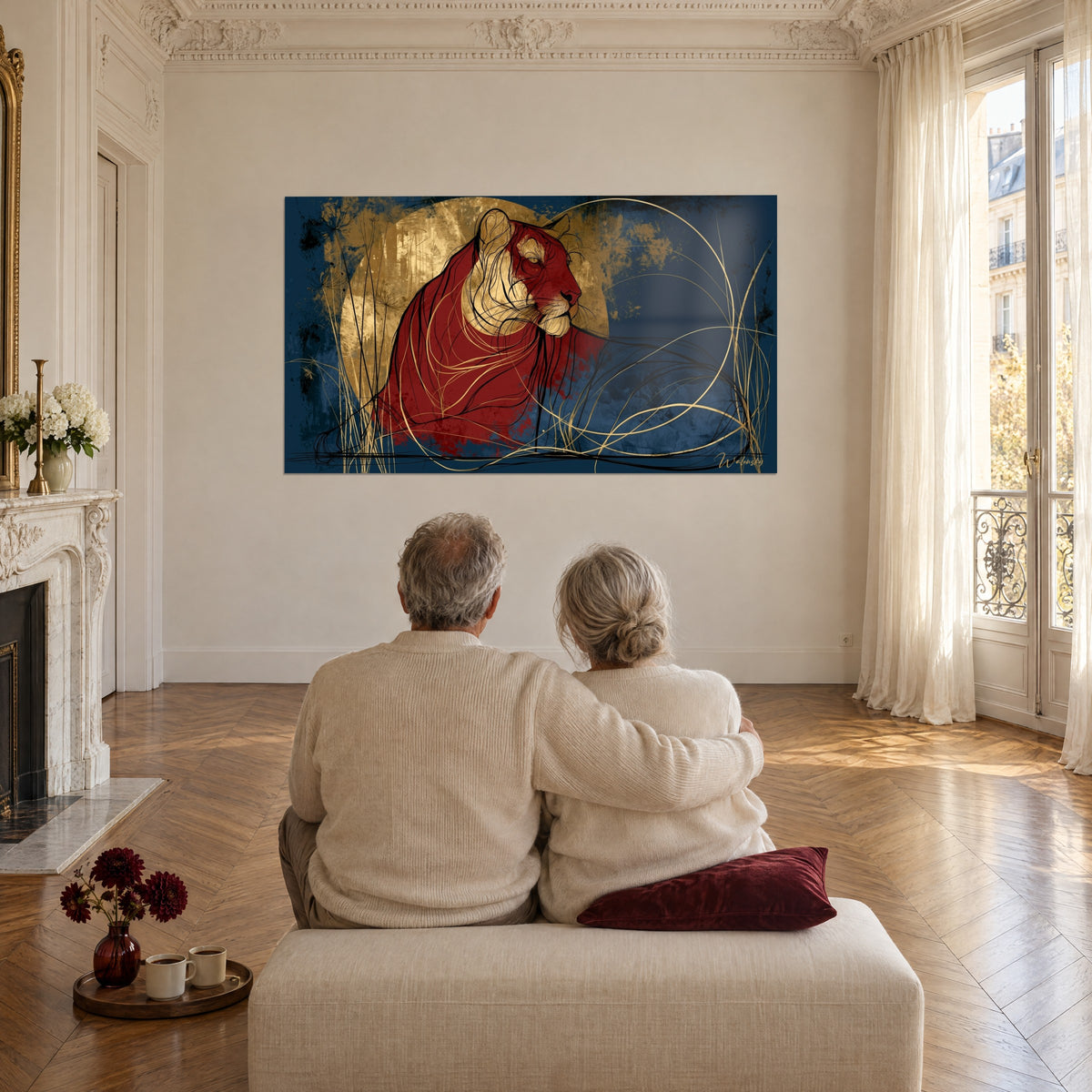 Tableau tigre rouge sang couché devant un astre doré, bleu marine griffé de fils d'or, vu par un couple assis de dos sur un pouf