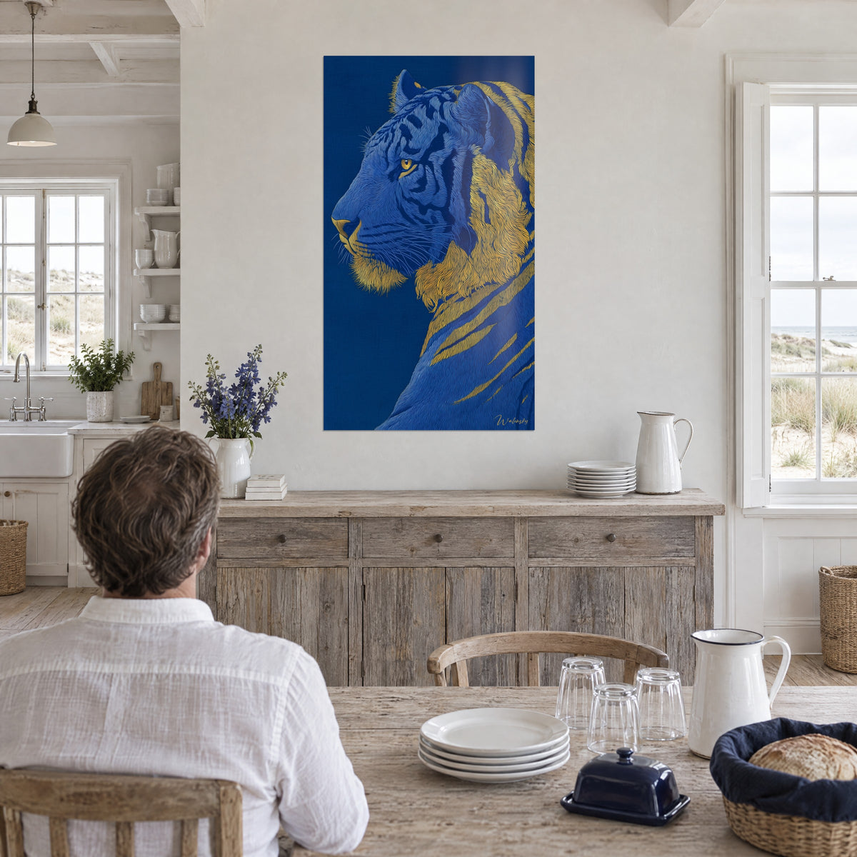 Quadro grande felino di profilo in indaco e ocra dorata, tratto inciso a bulino, in una cucina aperta di fronte alla duna