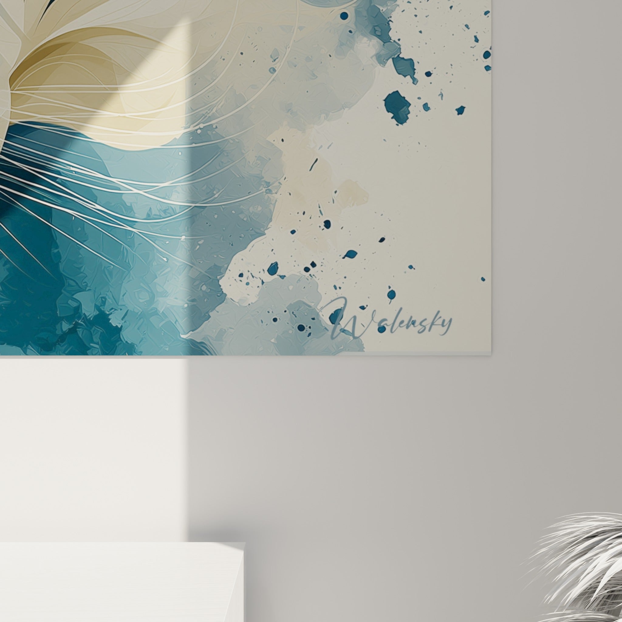 Détail des coulures aquarelle bleu marine et ocre sur le pelage du tigre accroché au mur