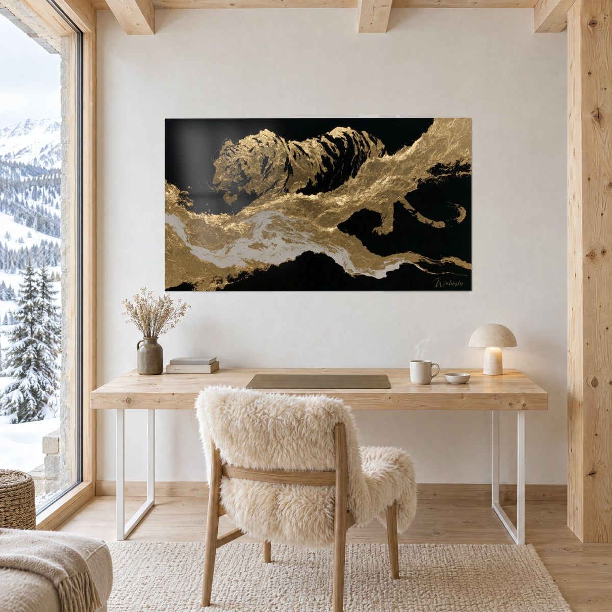 Tableau silhouette de tigre en or froissé, coulée de métal argenté, accroché sobrement au-dessus d'un bureau en bois clair, chalet