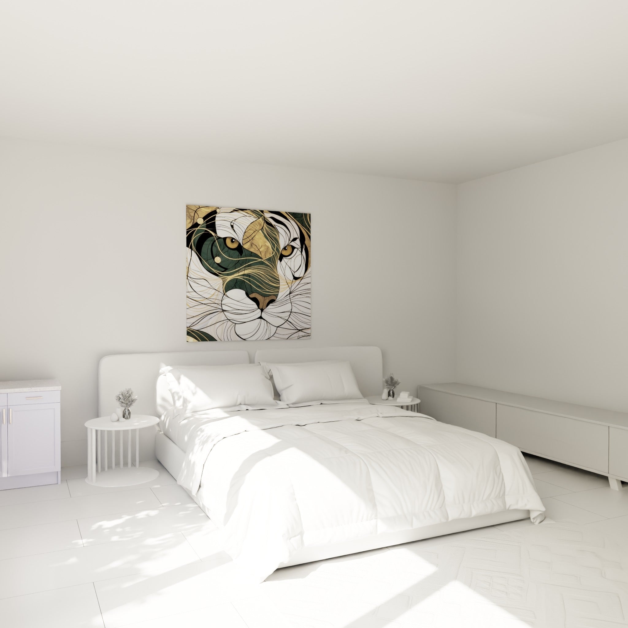 Portrait de tigre doré aux traits sinueux accroché au-dessus d'un lit dans une chambre claire