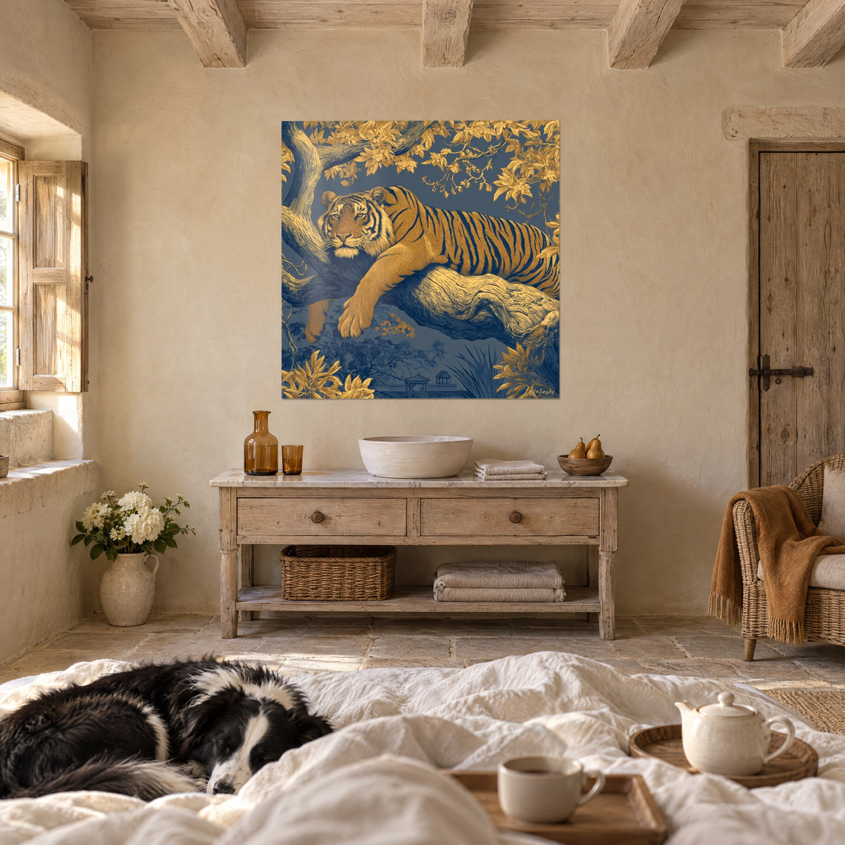 Schilderij van een grote kat met safraangele vacht op zijn tak, gouden bladeren en leisteenblauwe lucht, een collie liggend boven een bed in een lichte slaapkamer