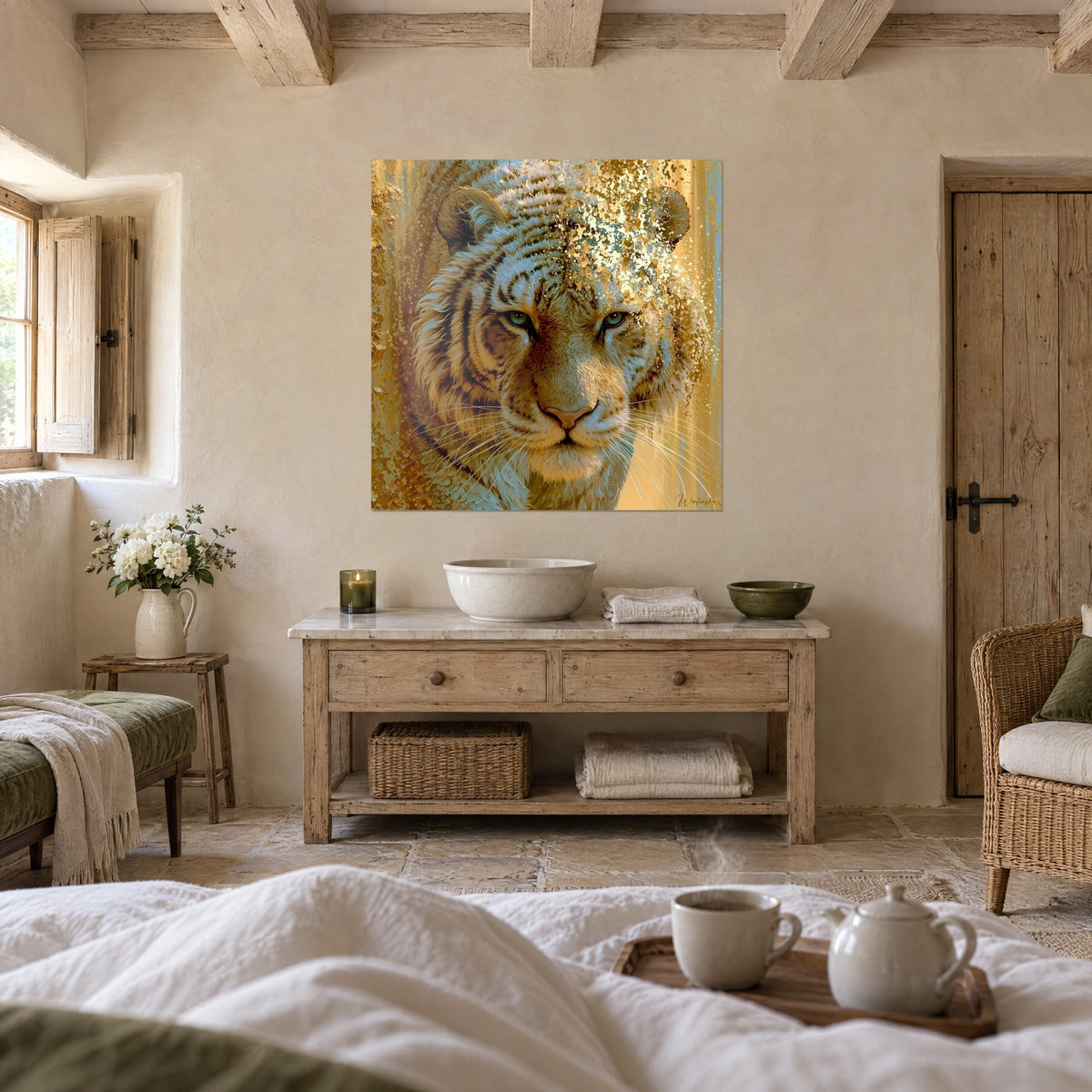 Tableau grand chat rayé au museau rosé, fourrure ocre et bleu pâle se dissolvant, au-dessus d'un lit dans une chambre claire