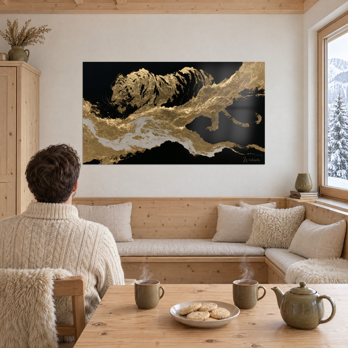 Tableau grand félin rayé d'or émergeant du noir, coulée argentée en diagonale, face à un couple de dos près d'une baie enneigée