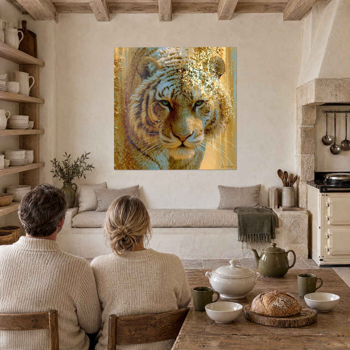 Tableau portrait de tigre aux moustaches blanches, éclats d'or et gris-bleu, face à deux personnes attablées en cuisine rustique