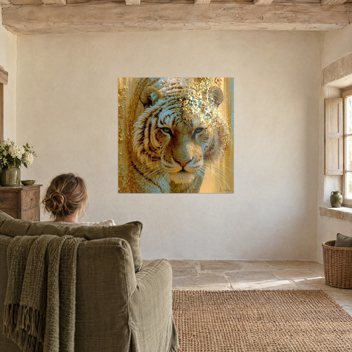 Tableau face de tigre en éclats d'or pailleté, regard turquoise, pelage crème et caramel, devant une personne assise en fauteuil