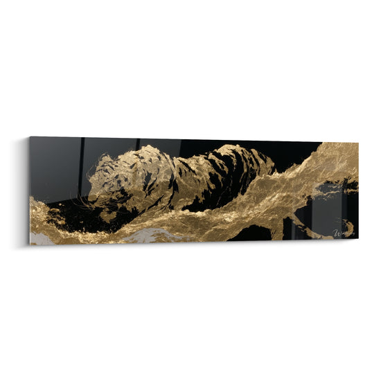Tigre doré émergeant d'un fond noir profond, traits fluides et texture métallique dorée intense
