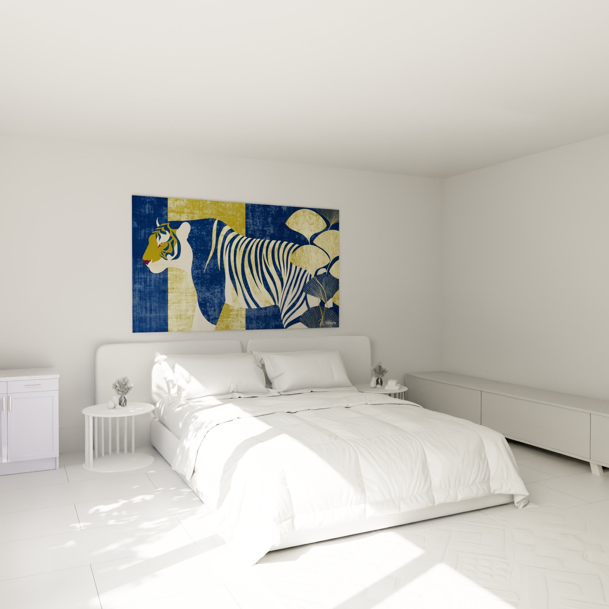 Félin doré et bleu marine peint en aplats, accroché au-dessus d'un lit dans une chambre claire.