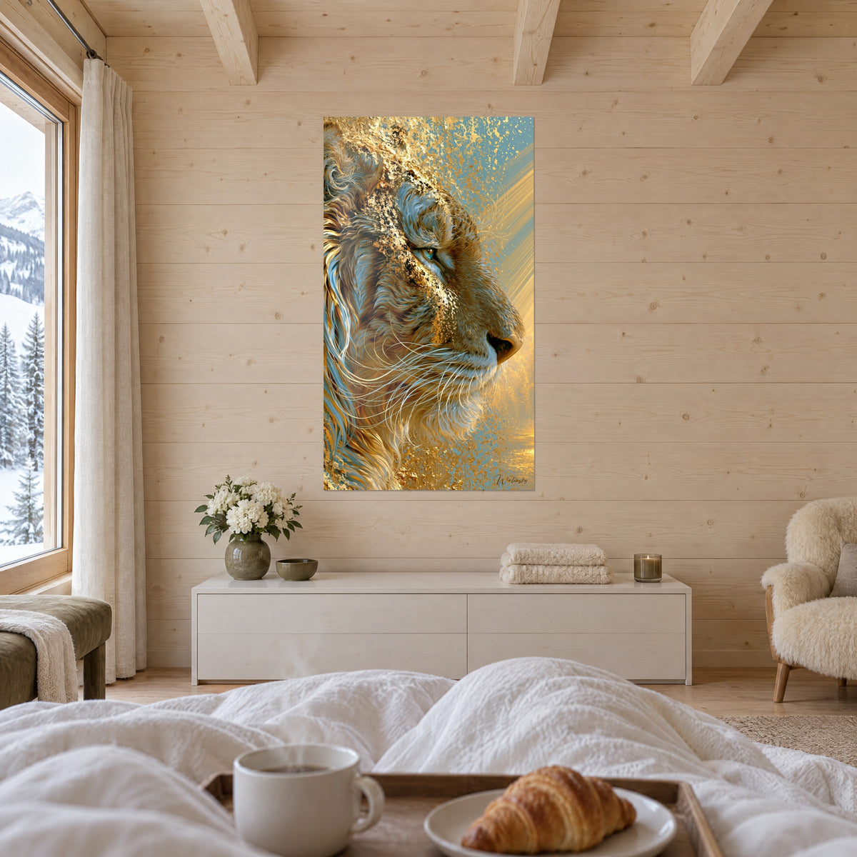 Tableau grand félin couleur miel, mâchoire effritée en paillettes d'or et bleu glacier, au-dessus d'un lit dans une chambre claire