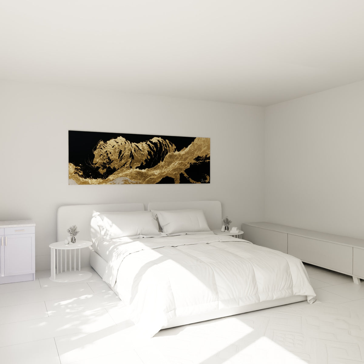 Fauve doré et noir traversant la toile en volutes lumineuses, accroché au-dessus d'un lit dans une chambre claire