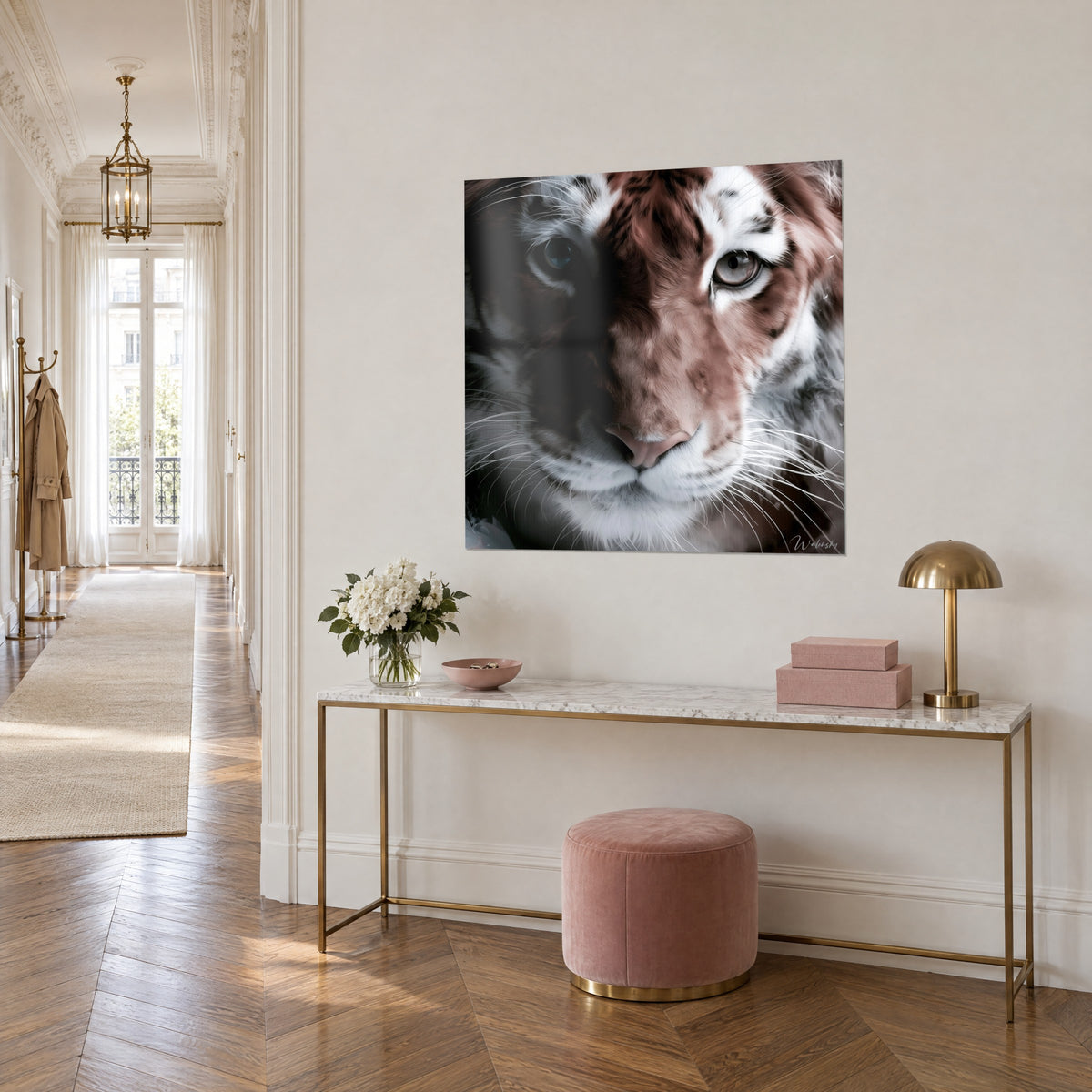 Gemälde Tigerkopf frontal, rosa Schnauze und weiße Schnurrhaare, anthrazitfarbene und terrakottafarbene Flanken, an einer cremefarbenen Wand eines Pariser Altbauflurs