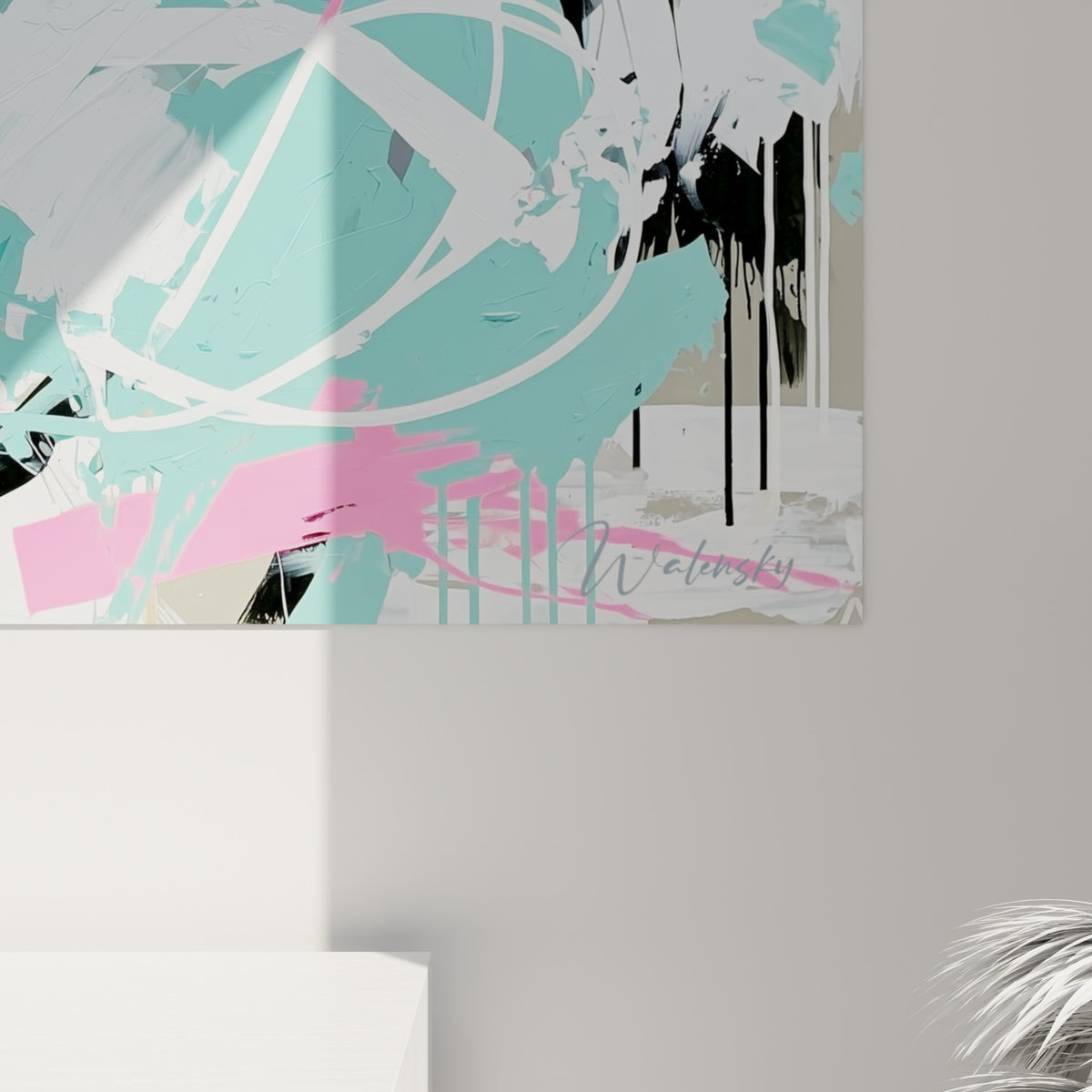 Empâtements noirs et coulures roses sur fond turquoise, matière picturale visible du tigre en gros plan
