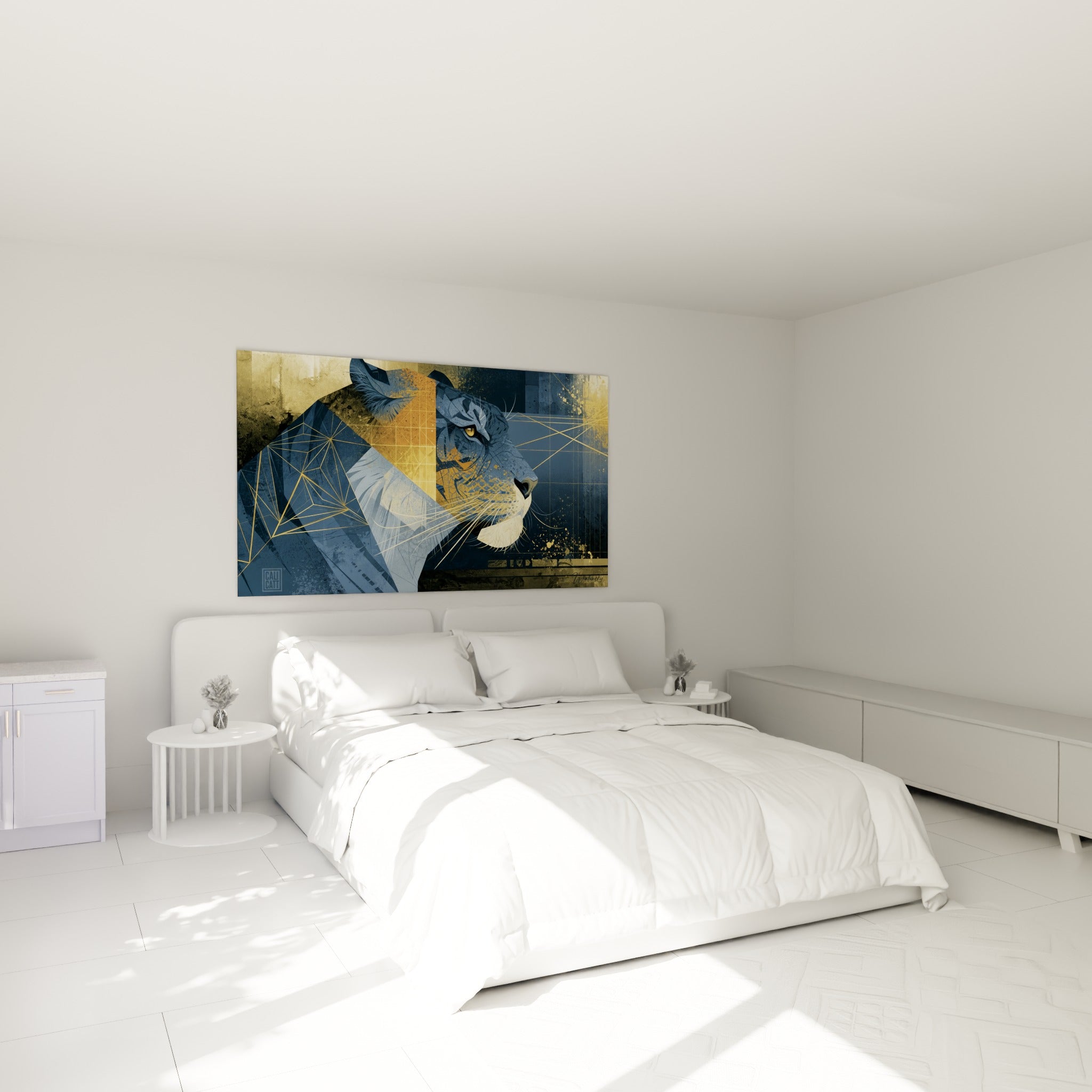 Tigre stylisé aux tons bleu marine et sable, lignes dorées éclatées, accroché au-dessus d'un lit dans une chambre claire.