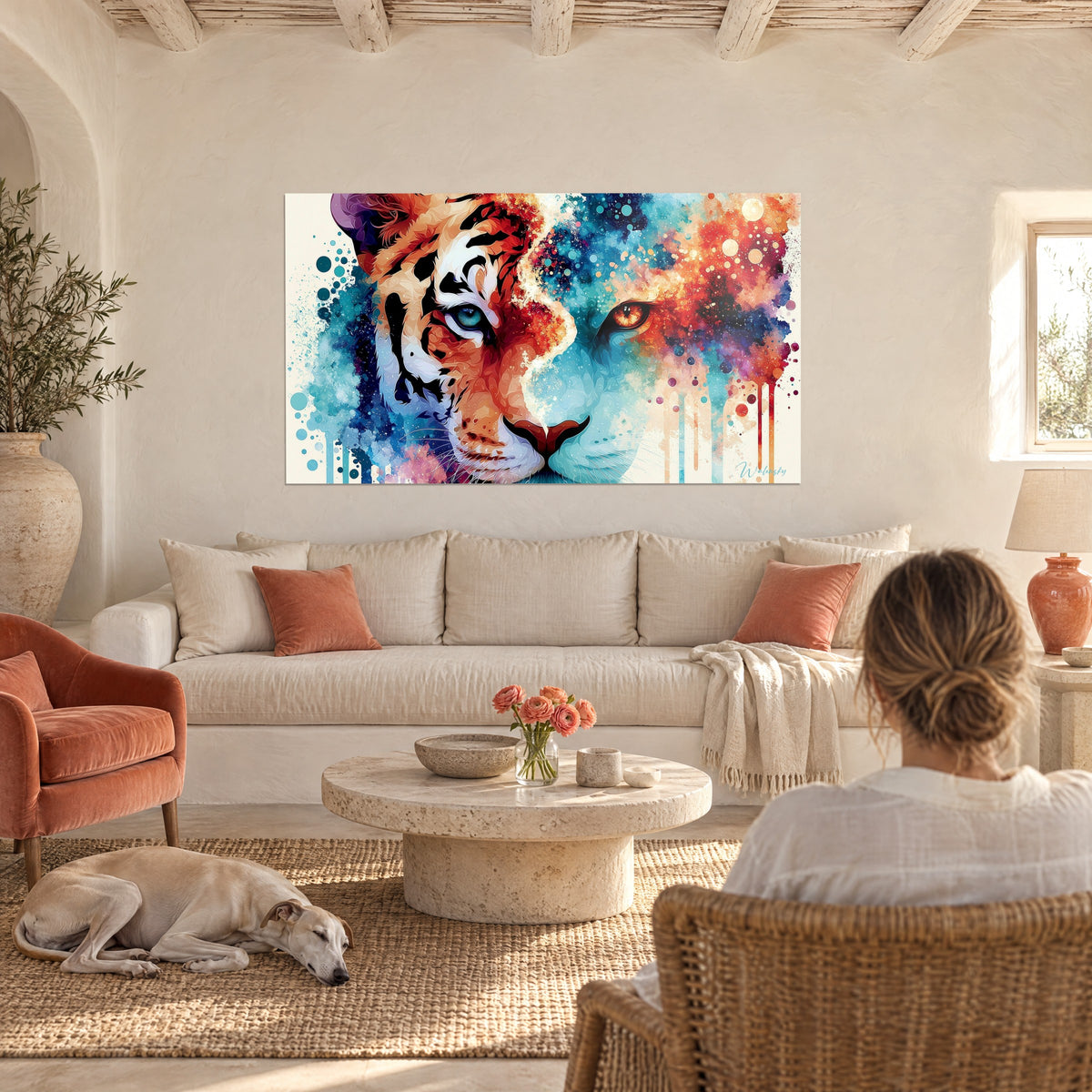 Tableau tigre au regard bleu et ambre, rayures noires, éclaboussures turquoise et orange, au-dessus d'un canapé dans un salon lumineux