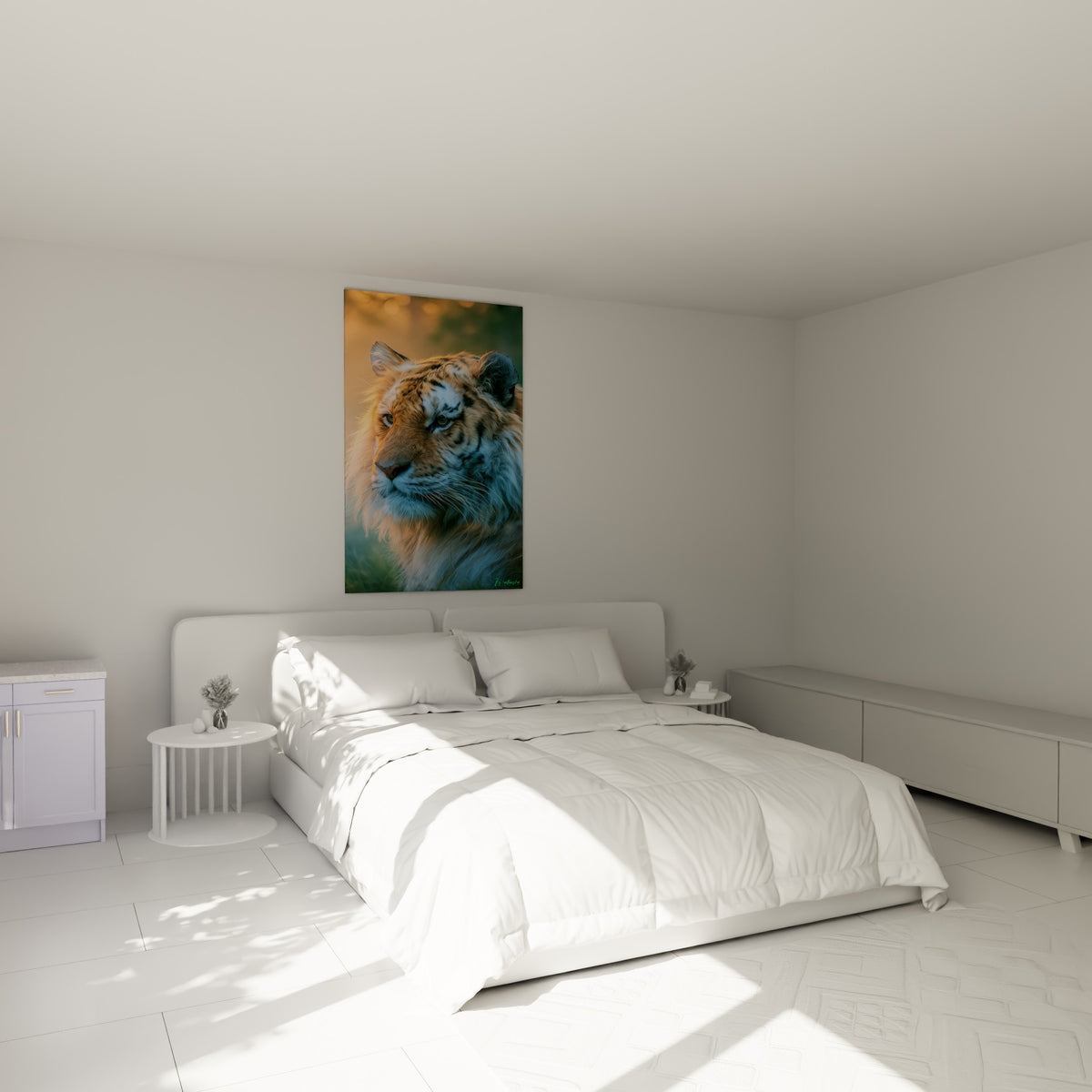 Fauve orangé et bleu pastel au pelage détaillé, accroché au-dessus d'un lit dans une chambre claire