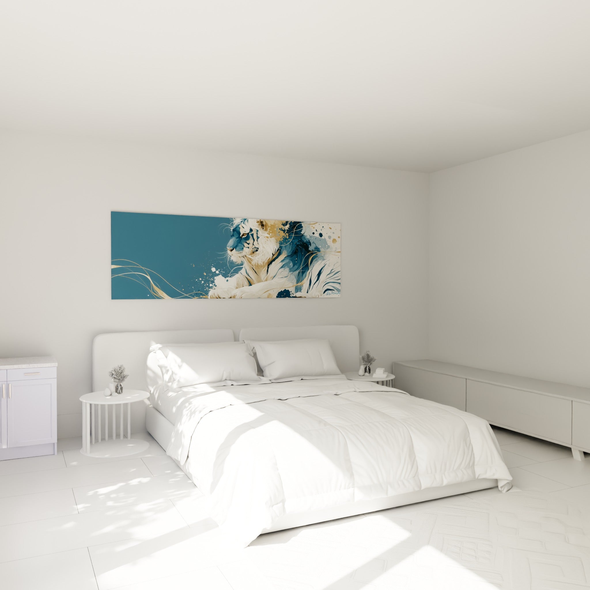 Fauve bleu ardoise et crème au pelage doré, allongé au-dessus d'un lit dans une chambre claire