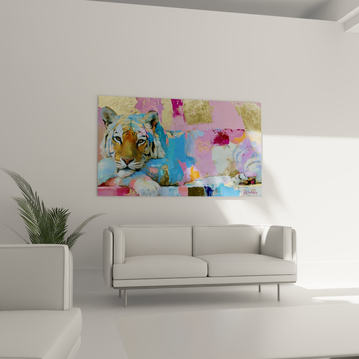 Tête de tigre posée sur ses pattes parmi des blocs roses et bleus, au-dessus d'un canapé dans un salon lumineux