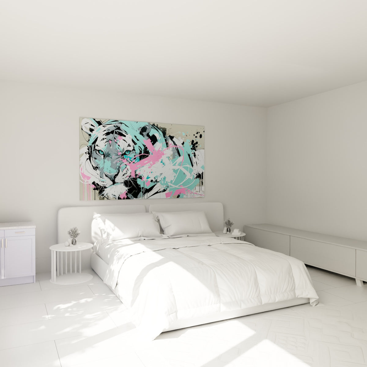 Félin turquoise et rose fuchsia aux traits nerveux, accroché au-dessus d'un lit dans une chambre claire