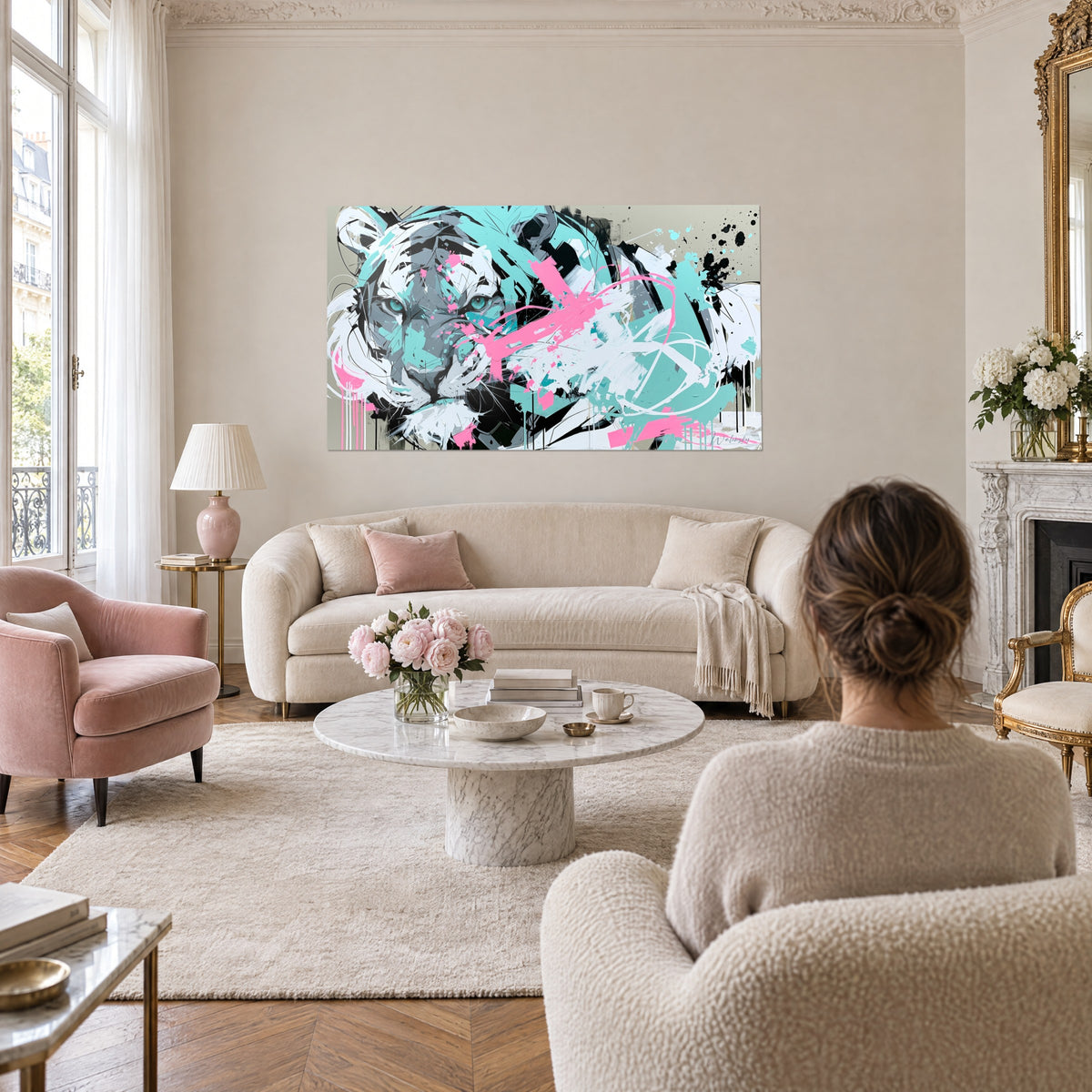 Schilderij Witte tijger met turquoise ogen, zwarte strepen en roze penseelstreken, twee personen van achteren boven een bank in een lichte woonkamer