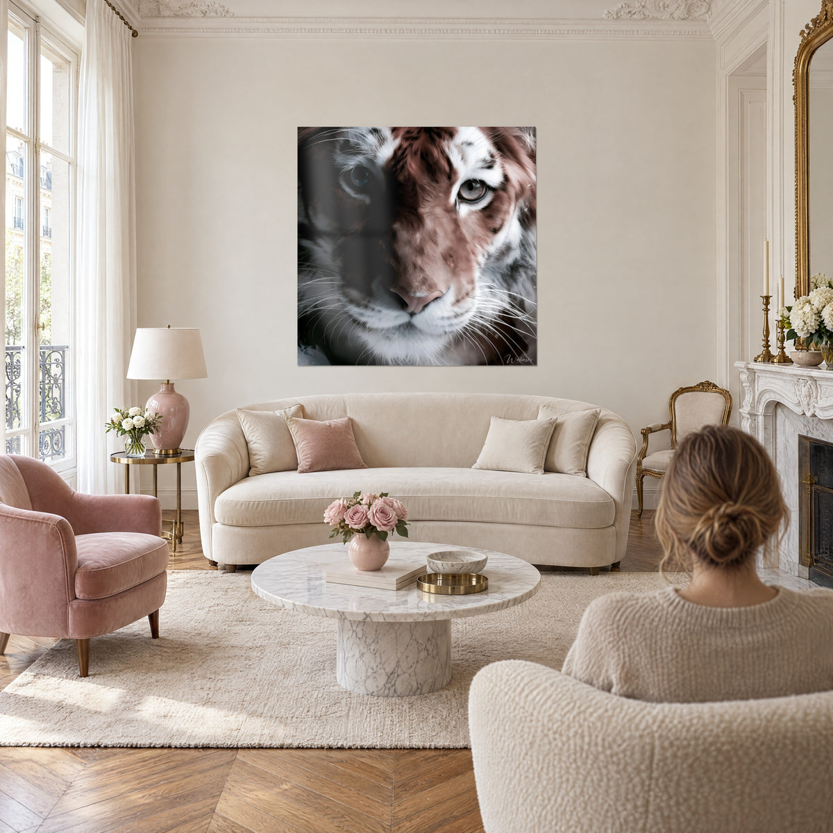 Gemälde Katzenfell in Terrakotta und Weiß, durchdringende blaue und graue Augen, von hinten gesehen, über einem Sofa in einem hellen Wohnzimmer