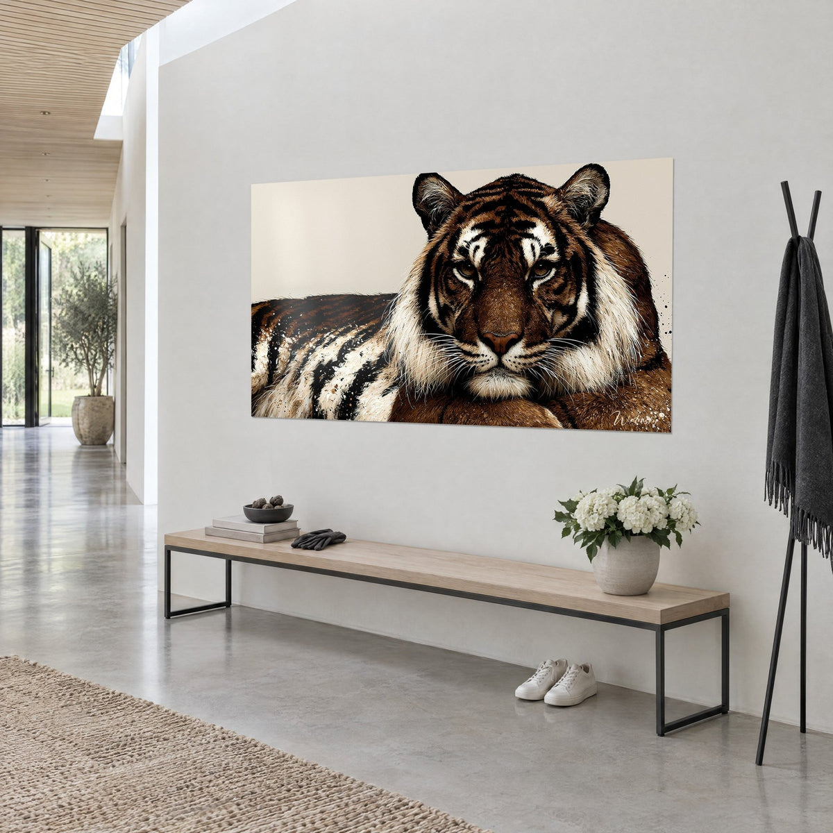 Gemälde eines liegenden Tigers, dichte weiße Mähne und kupferbraune Streifen auf cremefarbenem Hintergrund, hellgraue Wand eines Architektenhauses