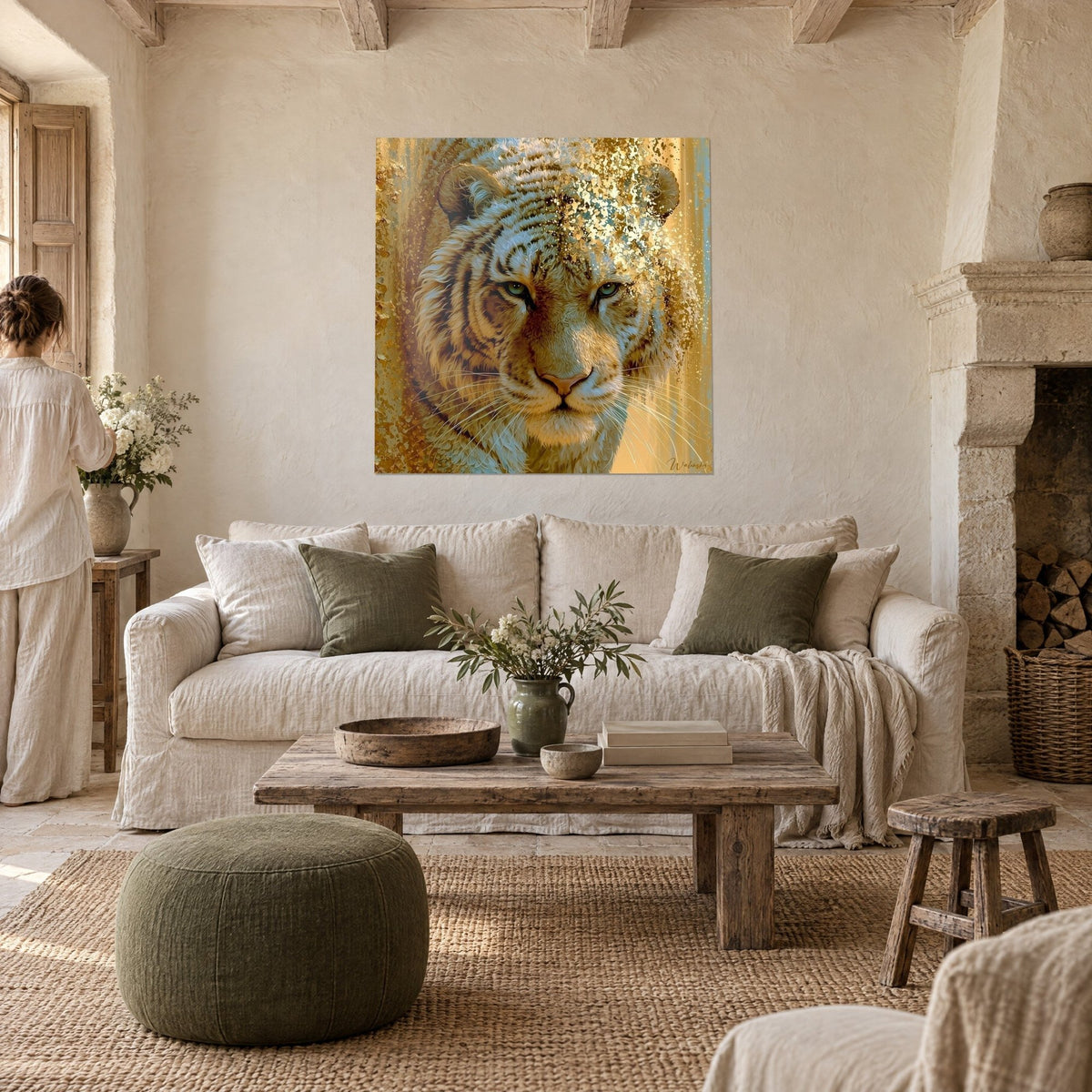 Gemälde Tiger mit türkisgrünem Blick, Fell in Bernstein und Creme mit Goldstaub, über einem Sofa in einem hellen Wohnzimmer
