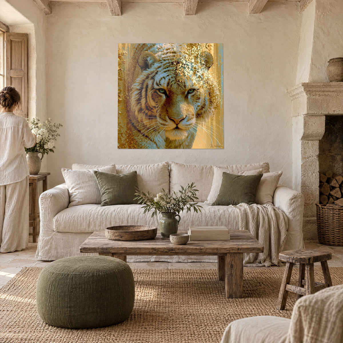 Tableau tigre au regard vert d'eau, pelage ambre et crème en poussière d'or, au-dessus d'un canapé dans un salon lumineux
