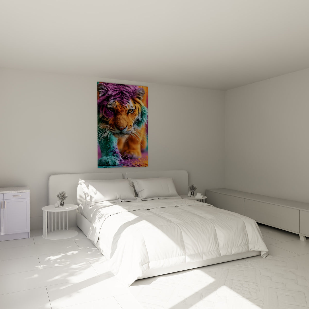 Fauve orangé aux reflets violets et turquoise, accroché au-dessus d'un lit dans une chambre claire