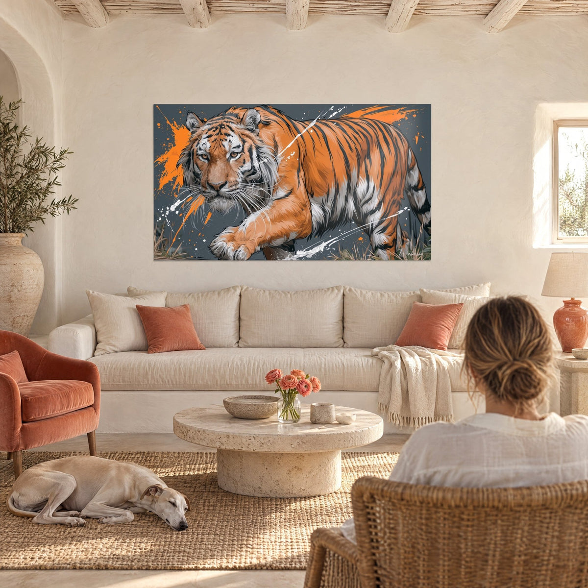 Gemälde Tiger in Orange mit schwarzen Streifen im Schritt, weiße Spritzer auf anthrazitfarbenem Grund, über einem Sofa in einem hellen Wohnzimmer