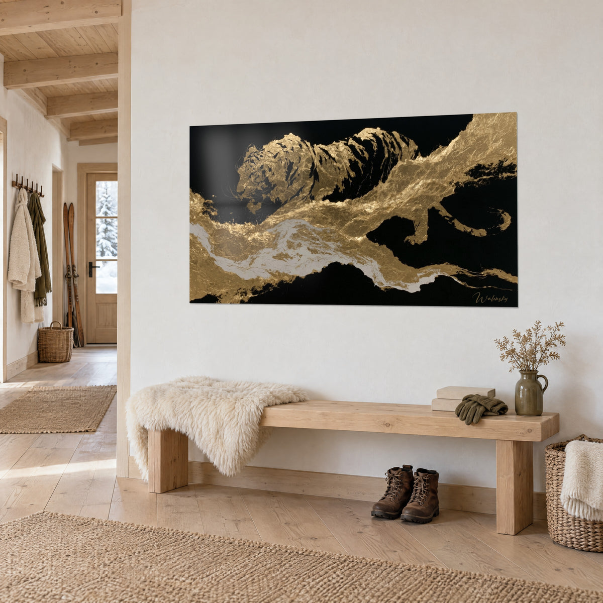 Tableau félin en feuille d'or martelée sur fond noir profond, accroché de trois quarts au-dessus d'un banc de bois clair, chalet