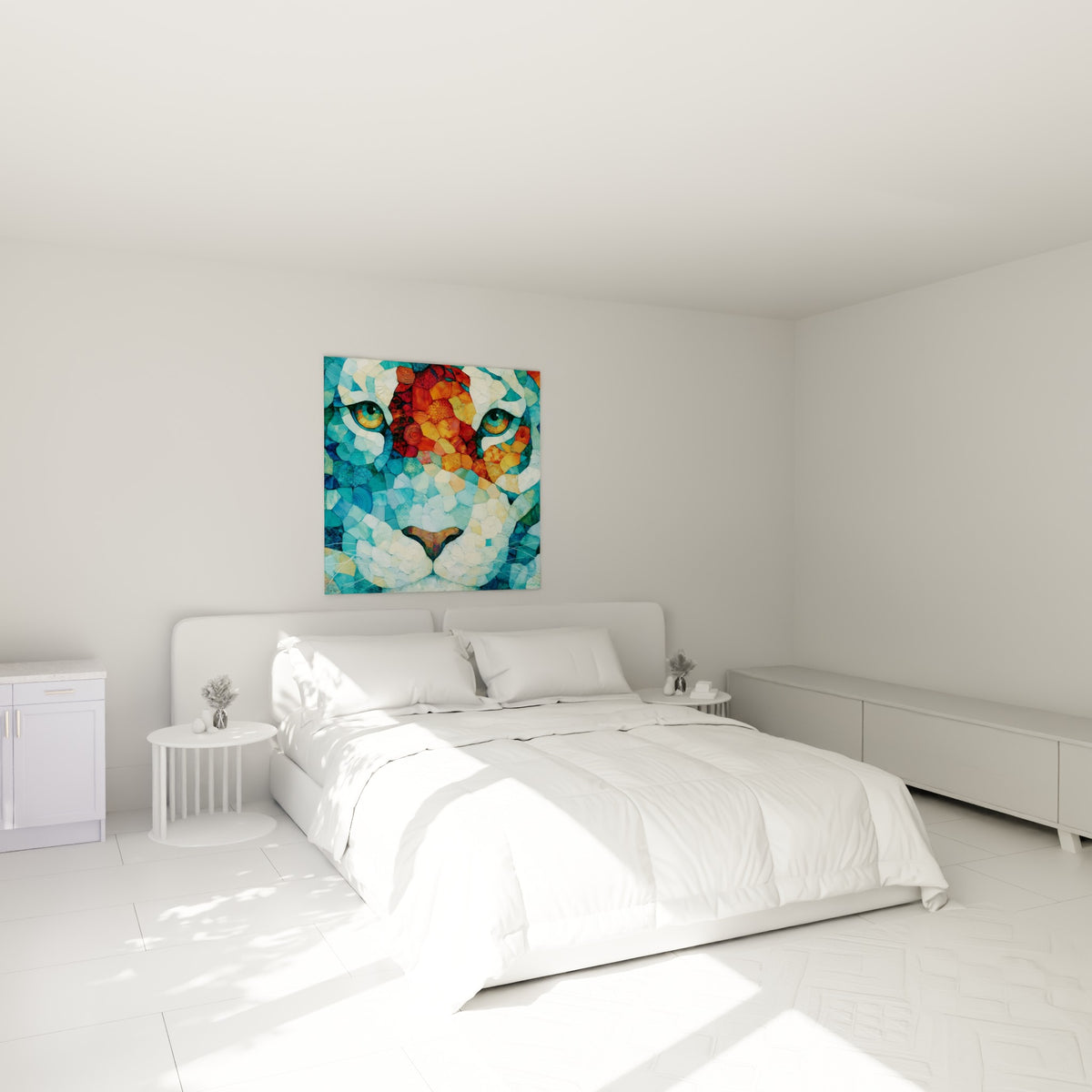 Félin fragmenté aux teintes bleu pastel et orangées, accroché au-dessus d'un lit dans une chambre claire
