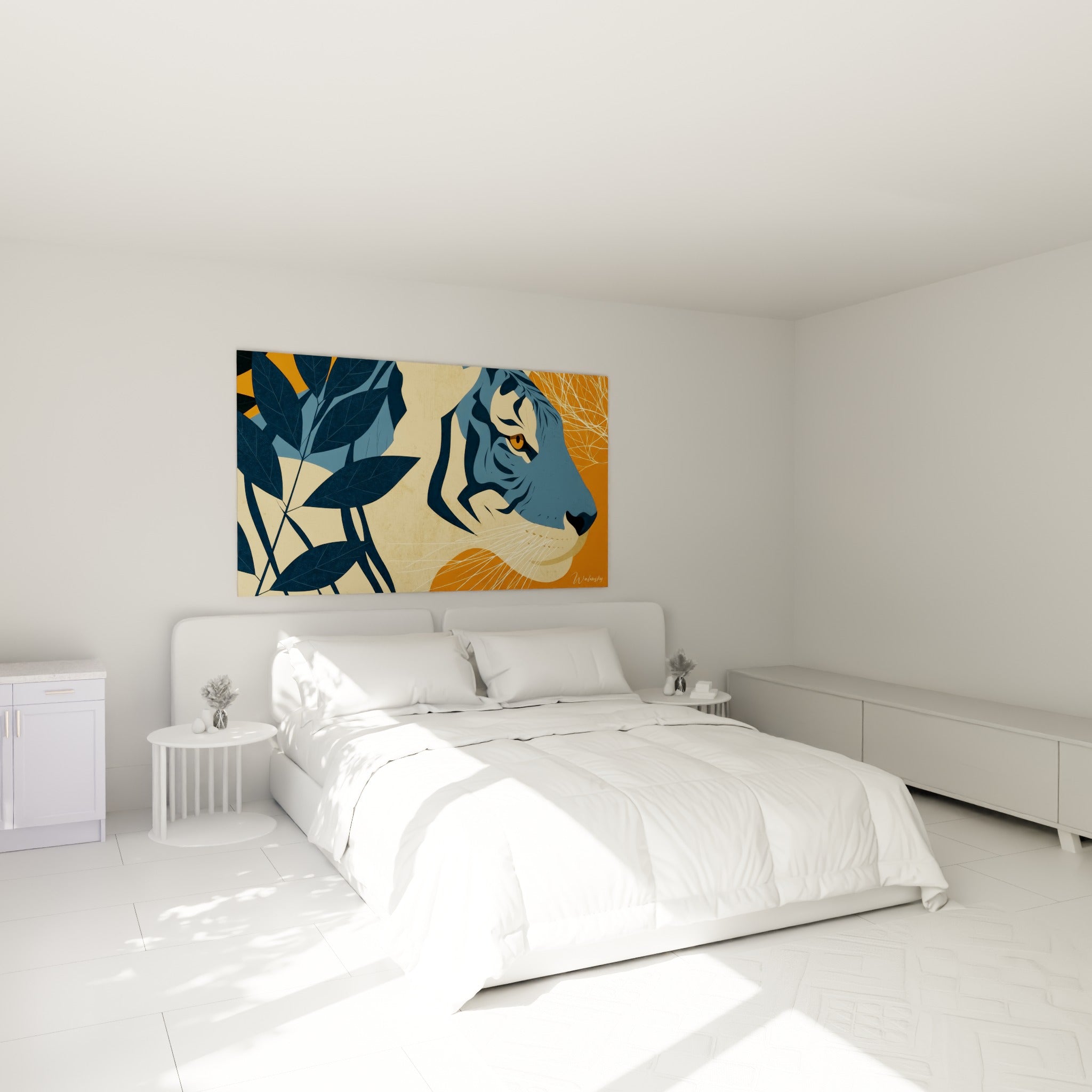 Félin bleu marine et sable aux moustaches filiformes, accroché au-dessus d'un lit dans une chambre claire