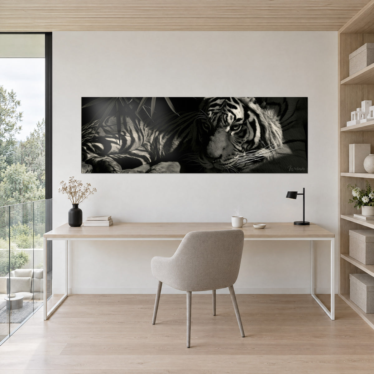 Tableau fauve au repos aux rayures contrastées, pattes massives gris perle et fond noir, accroché au-dessus d'un bureau en chêne clair