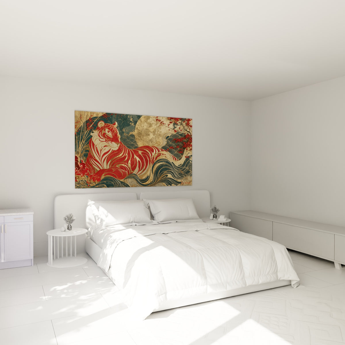 Fauve rouge et or aux motifs graphiques, accroché au-dessus d'un lit dans une chambre claire
