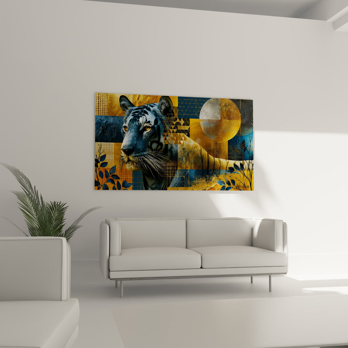 Portrait de tigre bleuté sur fond doré structuré, au-dessus d'un canapé dans un salon lumineux