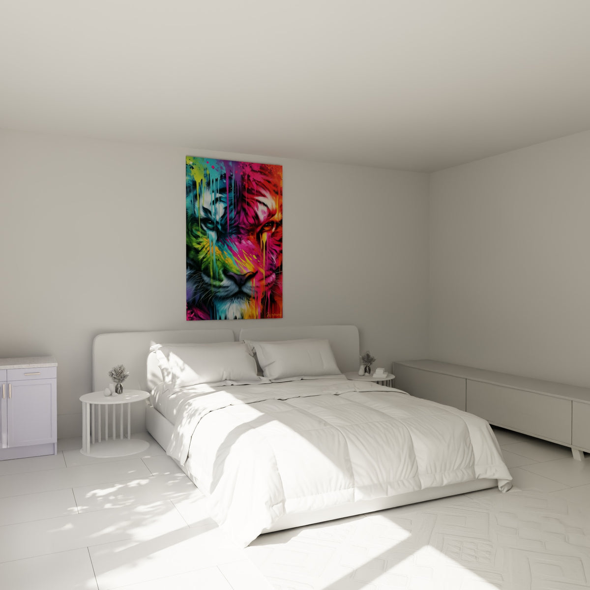 Félin coloré aux teintes fuchsia et vertes accroché au-dessus d'un lit dans une chambre claire