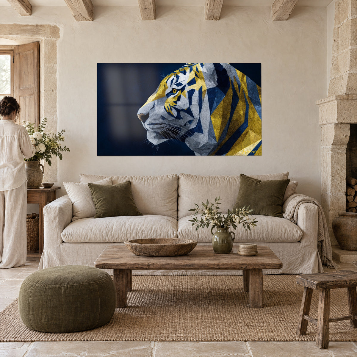 Cuadro Felino de perfil en facetas doradas y azul noche, rayas angulosas, encima de un sofá en un salón luminoso