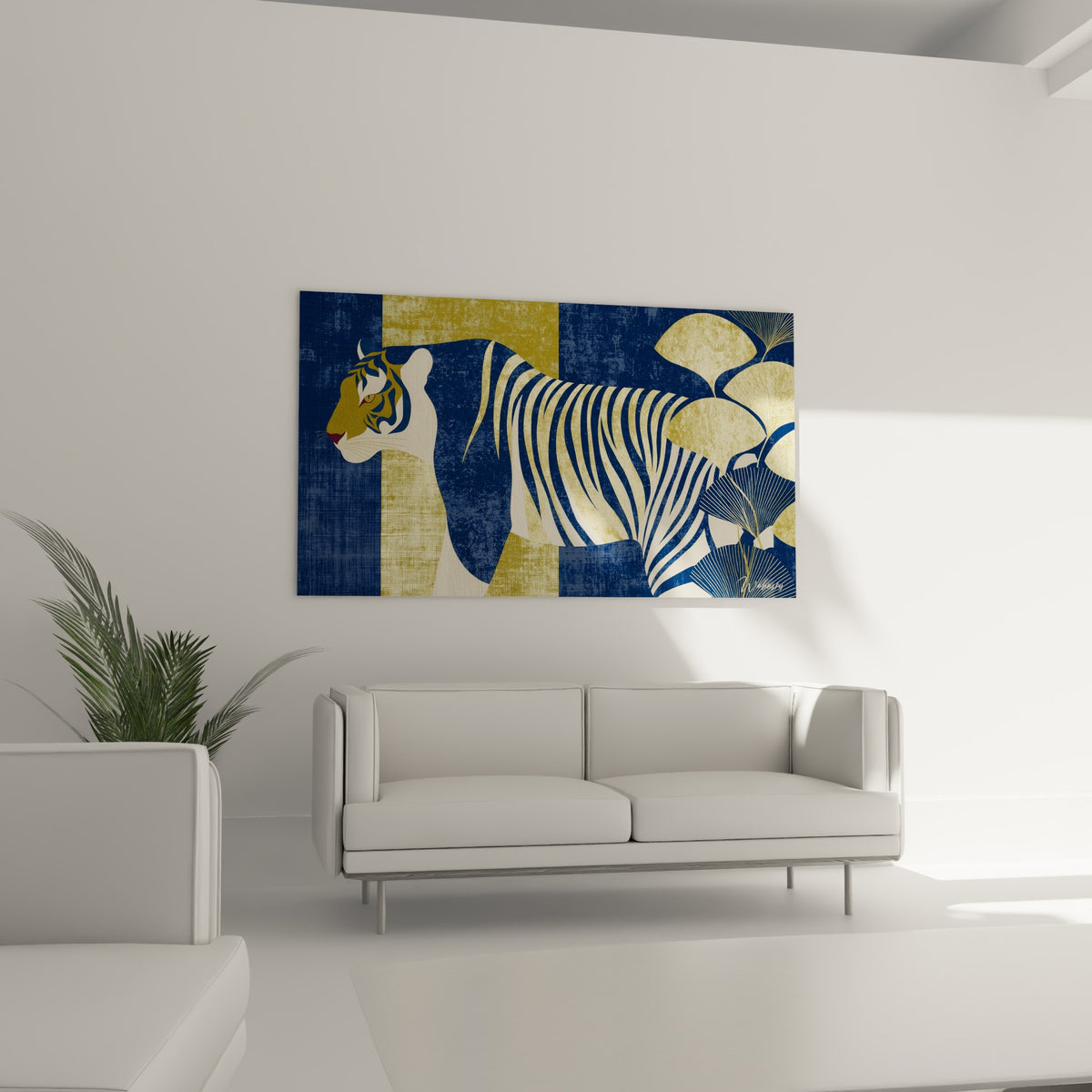 Silhouette de tigre marchant sur fond bleu marine et doré, placée au-dessus d'un canapé dans un salon lumineux.