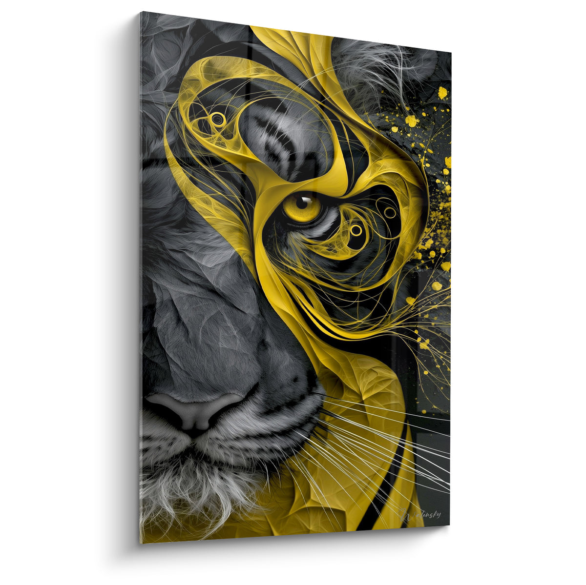 Tigre au regard jaune perçant, fourrure grise et volutes dorées fractales sur fond noir.