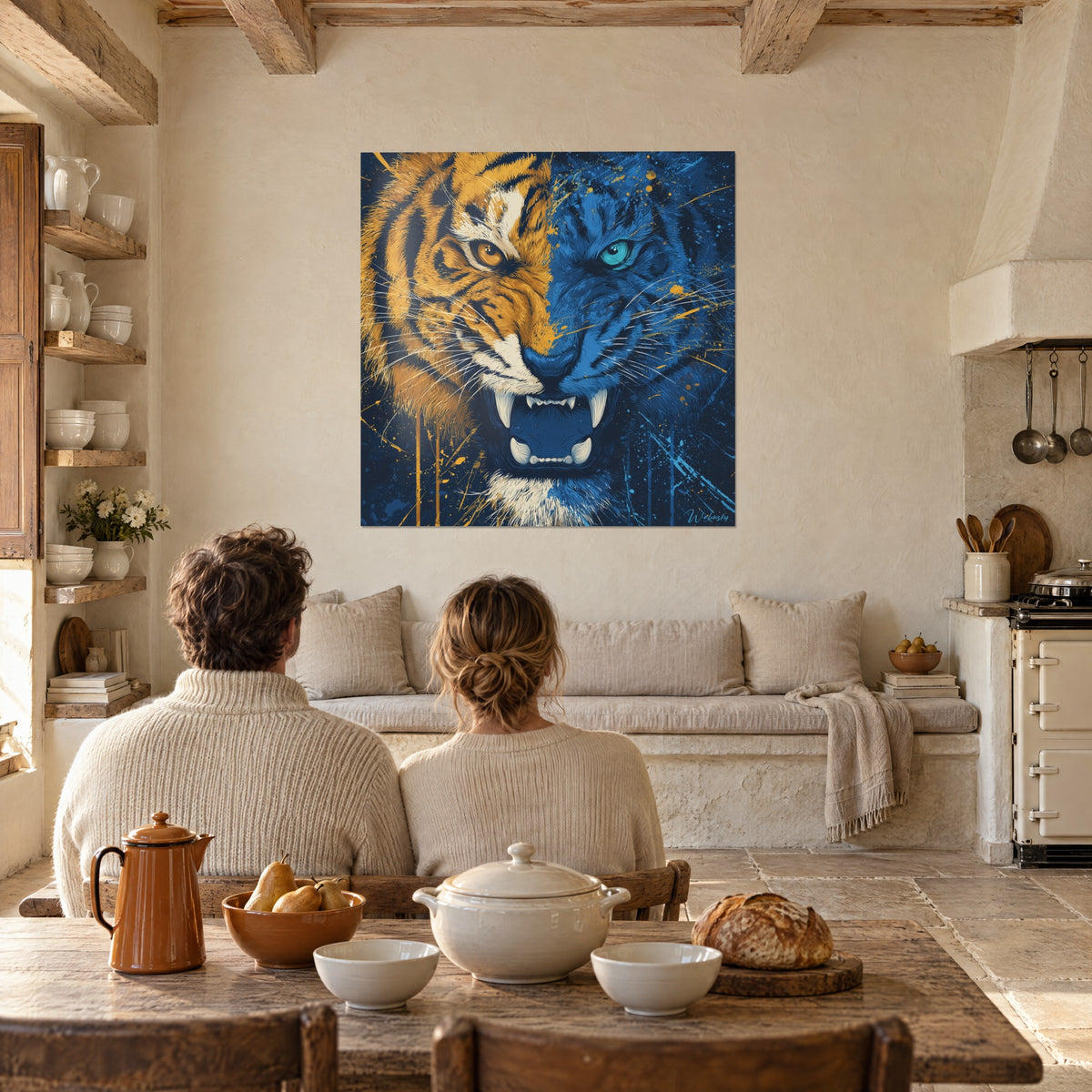 Cuadro fauces abiertas de tigre, pelaje dorado a la izquierda, azul marino a la derecha, bigotes blancos, visto desde una mesa de cocina rústica