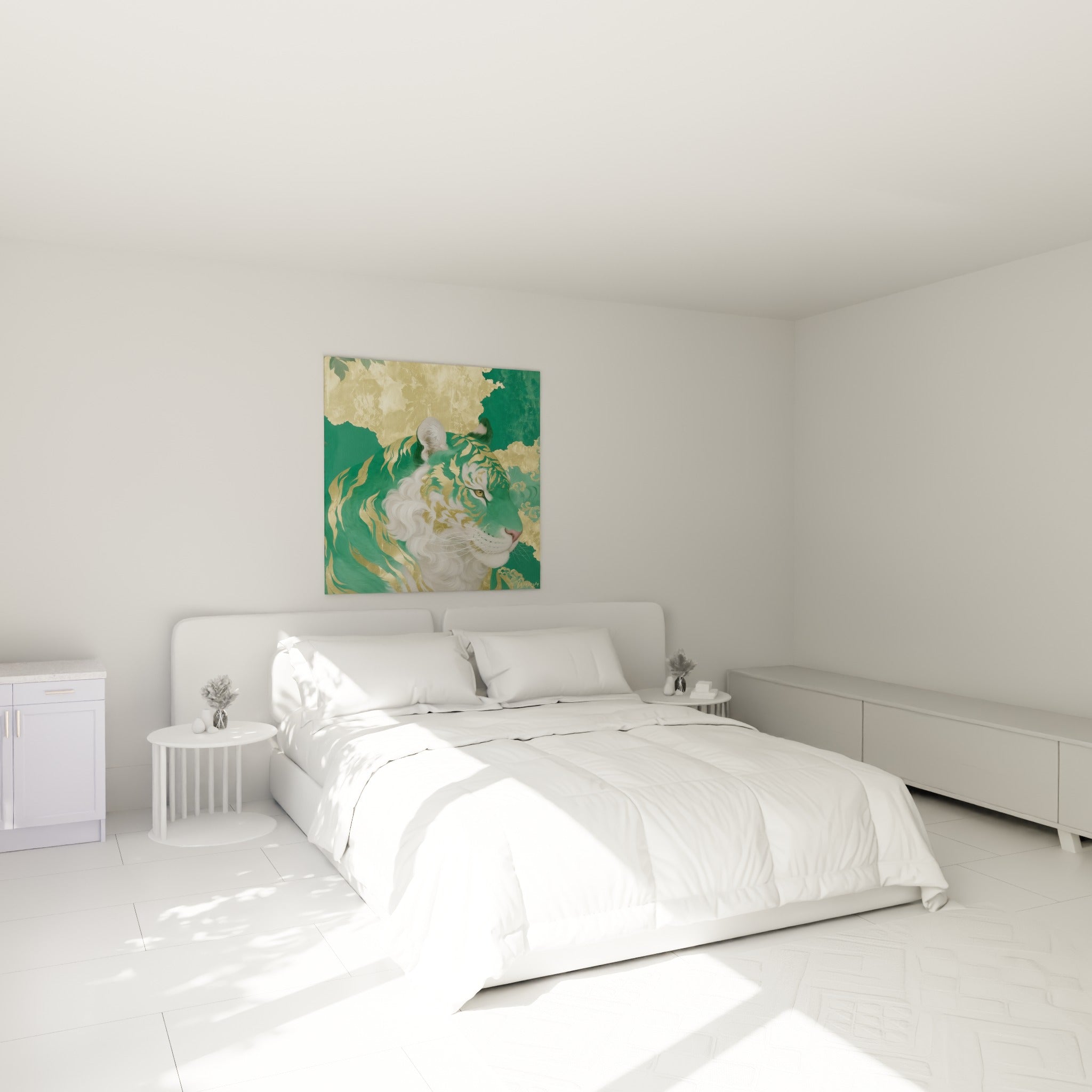 Félin vert jade aux motifs dorés surplombant un lit dans une chambre claire