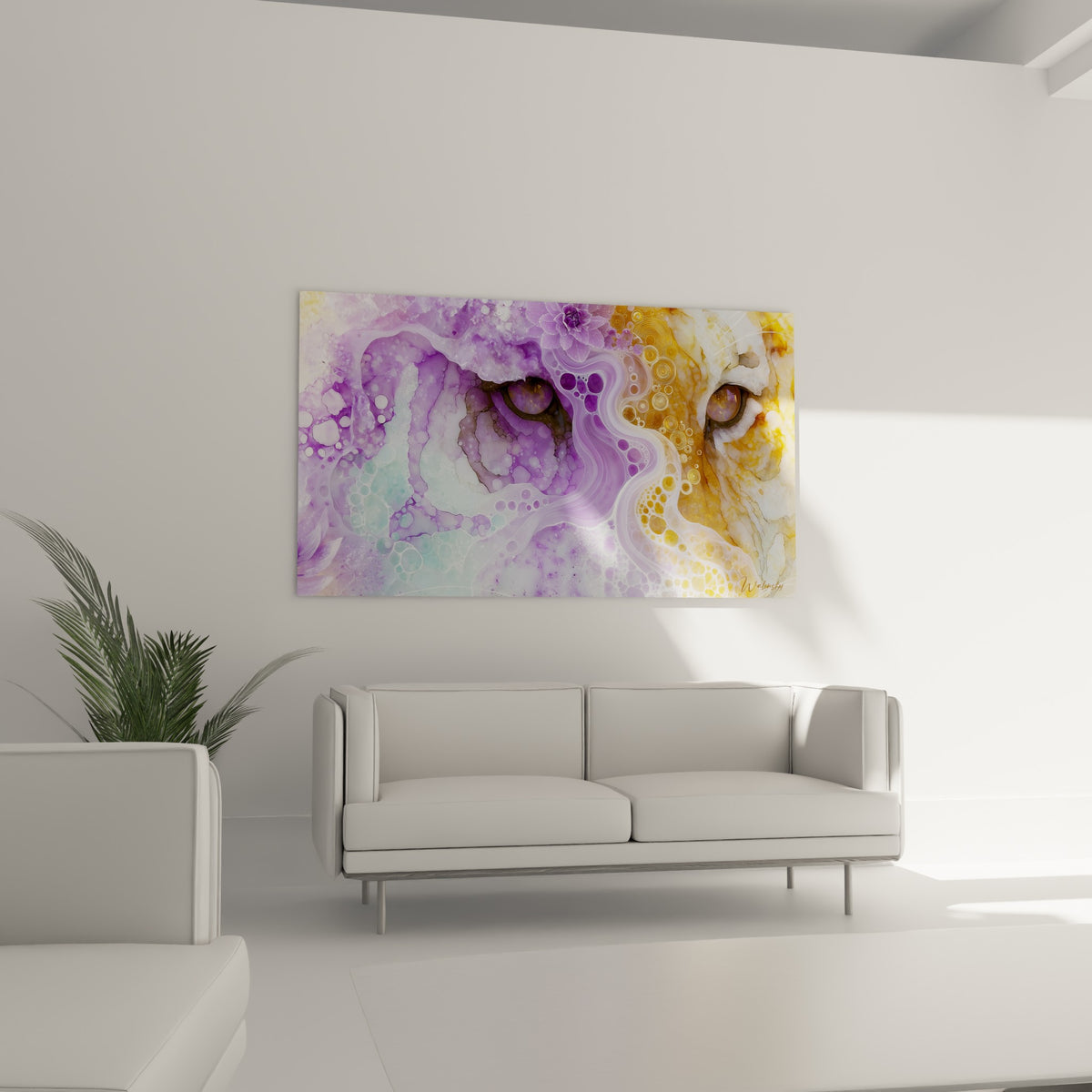 Yeux de tigre entourés de nuances mauves et ocre, au-dessus d'un canapé dans un salon lumineux.