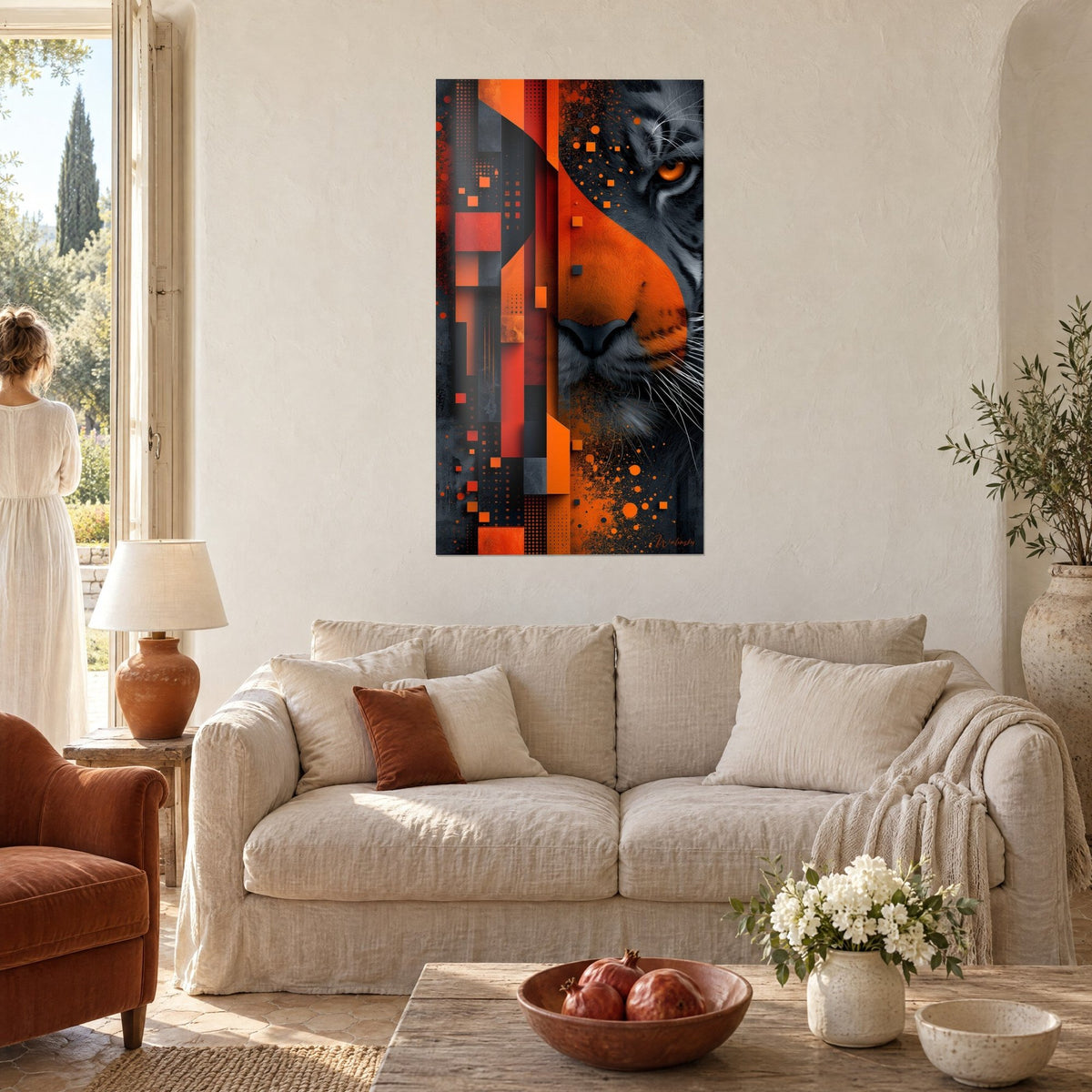 Gemälde Halbgesicht einer Raubkatze, orangefarbene Schnauze und anthrazitfarbenes Fell, geometrische Formen, über einem Sofa in einem hellen Wohnzimmer